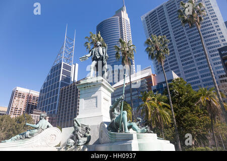 Sydney Royal Botanic Gardens und Statue des ersten Gouverneur Arthur Phillip, Stadtzentrum von Sydney, Australien mit modernen Stadtbüros Stockfoto