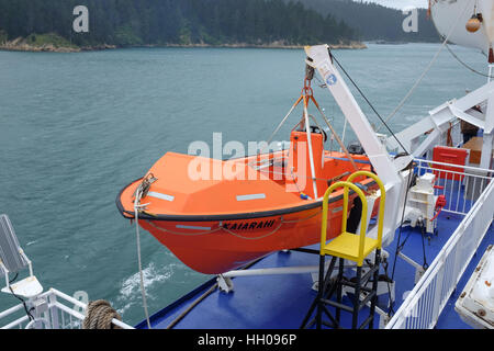 Ein Rettungsboot auf der Kaiarahi Interislander Fähre in Neuseeland. Stockfoto
