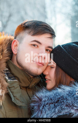 Junges Paar im Park ausruhen Stockfoto