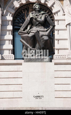 Portugal, Europa: die Statue der portugiesische Schriftsteller Almeida Garrett vor dem Rathaus von Porto im Jahr 1954 errichtet. Stockfoto