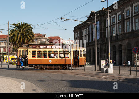 Porto, Portugal, Europa: Ein typischer Tram auf den Schienen in den Straßen der Altstadt. Stockfoto