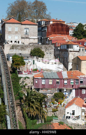 Porto, Portugal, Europa: Die roten Dächer und die Paläste der alten Stadt mit Blick auf den Guindais Funicular im Jahre 1891 eingeweiht. Stockfoto