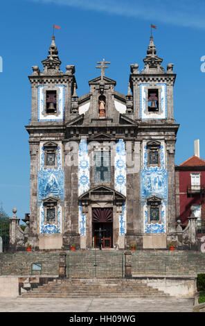 Porto: die Kirche von Saint Ildefonso, Kirche aus dem 18. Jahrhundert in einem proto Stil erbaut und ist berühmt für seine Azulejos, den typischen portugiesischen Ornamenten Stockfoto