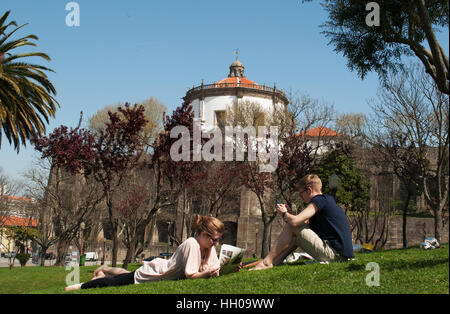 Portugal: Das Mosteiro da Serra do Pilar, runde Kirche mit Blick auf Vila Nova de Gaia, mit Leuten chillen auf der Wiese am Jardim do Morro Park Stockfoto