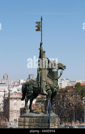 Portugal: Blick auf die Reiterstatue des Vímara Peres in der Altstadt von Porto Stockfoto