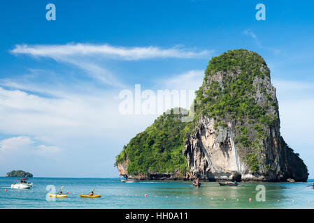 Blick auf grüne Berg, blaue Skly und klarem Wasser von Phra Nang Cave Strand in Krabi Stockfoto