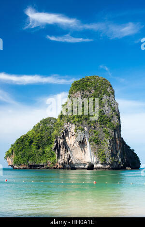 Blick auf grüne Berg, blaue Skly und klarem Wasser von Phra Nang Cave Strand in Krabi Stockfoto