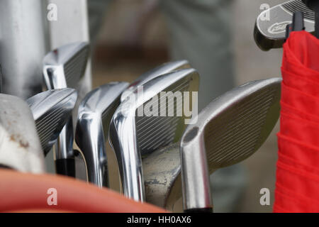 Reihe von Golfclubs in der Tasche. Stockfoto