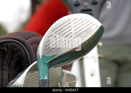 Reihe von Golfclubs in der Tasche. Stockfoto