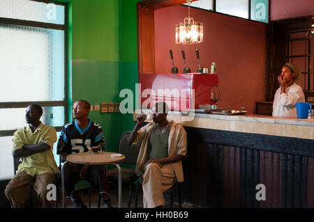 Tana-See, Bahir Dar, Äthiopien. Innenraum eines Restaurants. Die Männer töten die Stunden neben einem alten Fernseher. Die Injera ist die typische Speise und Stiftungen Stockfoto