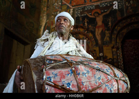 Debre Berhan Selassie Kirche in Gonder, Äthiopien. Ein Priester spielt die Trommel im Inneren der Kirche Debre Birhan Selassie (auch genannt die Cherubim.) Auf der o Stockfoto