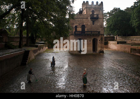 Fasilides Bad, Gondar, Äthiopien. Durch eine alte hölzerne Tür, in dem ein freundlicher alter Mann, scheint die "Garde" der Ort, schläft, afte, gehen Stockfoto