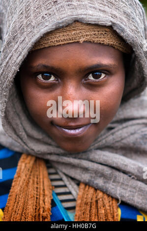 Simien Mountains Nationalpark, Amhara Region, Nord-Äthiopien. Porträt eines Kindes in den Simien Mountains Nationalpark. Die Berge von Äthiopien ar Stockfoto