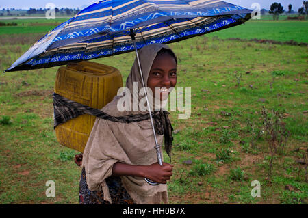 Geraltä Berge, nahe Hawzen, östlichen Tigray, Äthiopien. Eine Mädchen trägt das Wasser, das zu einem nahe gelegenen Brunnen in den Bergen von Gheralt holen gegangen ist Stockfoto