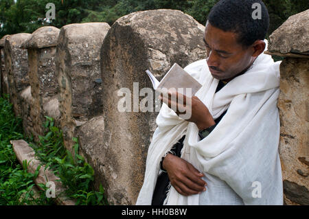 St Mary von Zion Kirche, Aksum, Äthiopien. Ein frommer Christ Coptic betet außerhalb der Kirche St Mary von Zion in Axum, der Ort, wo sie, t glauben Stockfoto