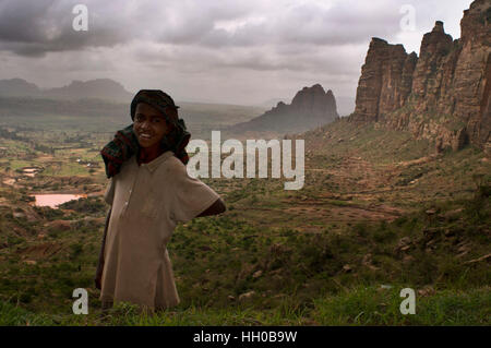 Geraltä Berge, nahe Hawzen, östlichen Tigray, Äthiopien. Trekking im Geraltä. Um Zugang zu die Kirchen, eingebettet in den Felsen, die an der Spitze der th Stockfoto