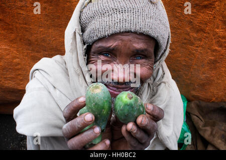 Lalibela Markt, Amhara Region, Äthiopien. Ein Mann verkauft Kaktusfeigen in Lalibela-Markt. Im Norden Äthiopiens finden wir die alten Roha und die pres Stockfoto