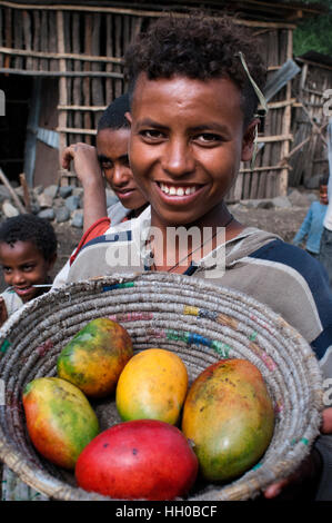 Straße zwischen Wukro nach Mekele, Äthiopien. Ein Landsmann verkauft die Mangos, die er nur auf der Straße von Wukro nach Mekele gesammelt hat. Für die maj Stockfoto