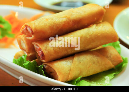 Frittierte Frühlingsrollen, chinesische Küche Stockfoto