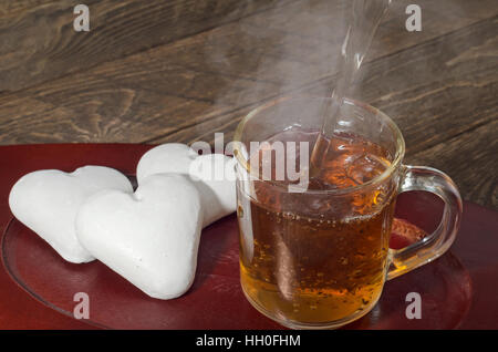 Ingwer Cookies in der Form eines Herzens und heißen Tee gegossen. Unaufdringlich, selektiven Fokus. Stockfoto