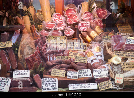 Orvieto, Italien - 16. März 2014: Feinkost Schaufenster zeigen das typische Produkt basierend auf Schweinefleisch und Rindfleisch in Orvieto. Stockfoto