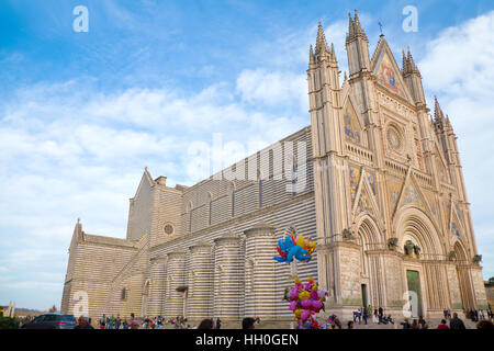 Orvieto, Italien - 16. März 2014: Orvieto Kathedrale gegen einen bewölkten Himmel, nicht identifizierten Personen besucht und die Bilder von dem herrlichen gotischen Stockfoto