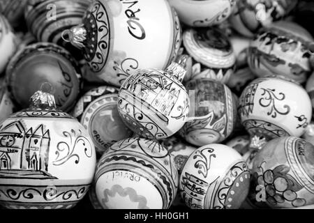 Orvieto, Italien - 16. März 2014: Nahaufnahme von Weihnachtsdekoration handgefertigt in Orvieto, auf jede Kugel eine andere Stadt-Symbol. Stockfoto