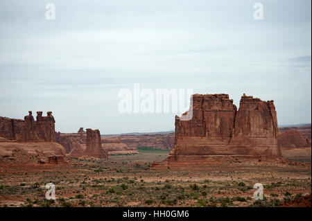 Turmbau zu Babel, der Orgel-Sandstein-Turm und der Orgel, im Hintergrund ist die Felsformationen der drei Klatsch Sheep Rock Stockfoto