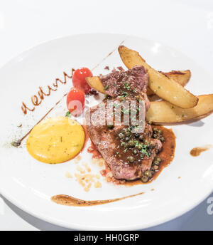 Gegrilltes Rindersteak mit Pommes frites Stockfoto