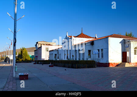 Bahnhof an der Transsibirischen Eisenbahn im Morgengrauen in der Mongolei Stockfoto