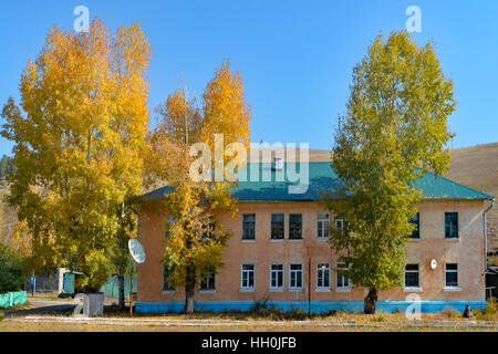 Haus auf der transsibirischen Eisenbahn in Sibirien mit Bäume im Herbst und Farben Stockfoto