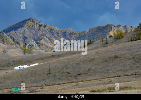 Mongolian Steppe Landschaft an der Transsibirischen Eisenbahn mit Gewitterwolken am Horizont und traditionellen Gerts im Rahmen Stockfoto