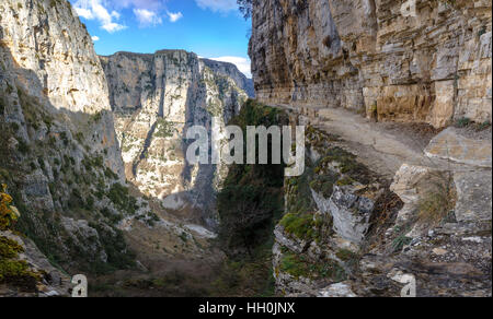 Die eindrucksvolle Vikos-Schlucht in der Zagoria-Region Westgriechenland, der tiefste in Europa, mit einigen Ruinen eines Hauses Mönch. Stockfoto