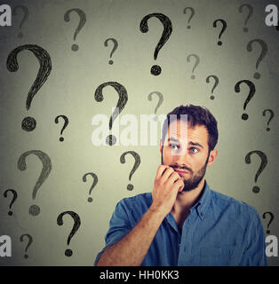 Denken-Business-Mann Fragen, nachschlagen hat viele Fragen auf graue Wand Hintergrund isoliert Stockfoto