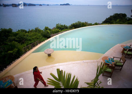 Six Senses Resort, Koh Yao Noi, Bucht von Phang Nga, Thailand, Asien. Romantischer Tisch im Restaurant neben dem Pool namens The Hilltop Reserve in f Stockfoto