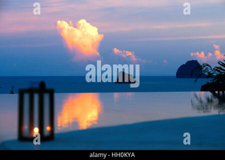 Six Senses Resort, Koh Yao Noi, Bucht von Phang Nga, Thailand, Asien. Romantischer Tisch im Restaurant neben dem Pool namens The Hilltop Reserve in f Stockfoto