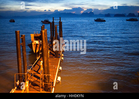 Six Senses Resort, Koh Yao Noi, Bucht von Phang Nga, Thailand, Asien. Boot im Hafen warten für Sunrise Picknick-Frühstück auf einer einsamen Insel im Koh Ho Stockfoto