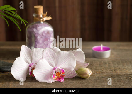Spa-Konzept mit Kerze und Orchidee abstrakt Stillleben-Konzept Stockfoto