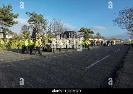 Anti-Fracking Protest an der Cuadrilla Preston neue Straße Shalegas Site an wenig Plumpton in der Nähe von Blackpool. Polizei geschlossen die Spur. Stockfoto