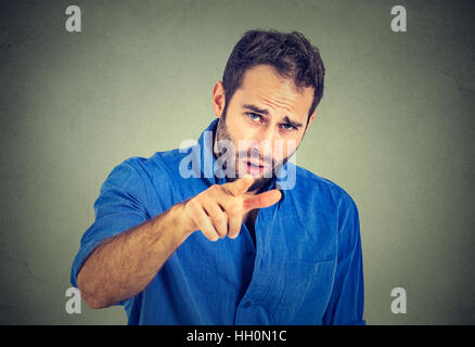 Porträt von ein zorniger junger Mann Zeigefinger auf jemanden Stockfoto