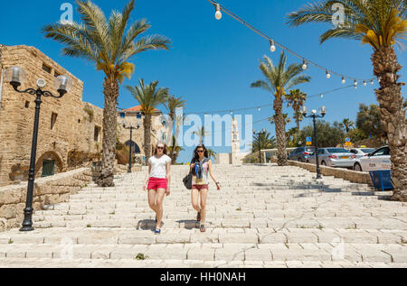 TEL AVIV, ISRAEL - 4. April 2016: Zwei junge Frauen, die zu Fuß die Treppen des alten Jaffa in der Nähe der St. Peter Kirche in TelAviv, Israel auf am 4. April 2016 Stockfoto