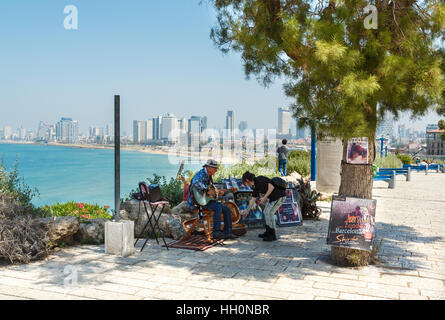 JAFFA, Tel Aviv, ISRAEL - 4. April 2016: Isralian Gitarre Musiker Shir Nash Gitarre spielen auf alten Jaffa mit Ausblick in einen modernen Tel Aviv Stockfoto