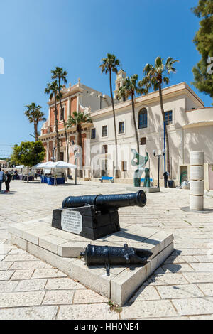 JAFFA, Tel Aviv, ISRAEL - 4. April 2016: Blick auf die alte Kanone und Menschen auf einem Platz in der Sankt Peter Church in alten Jaffa, Israel. Stockfoto