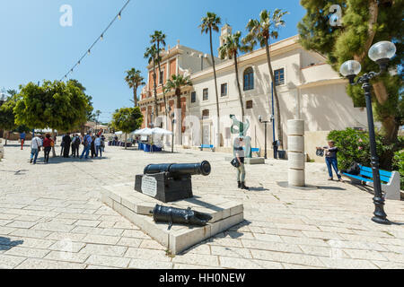 JAFFA, Tel Aviv, ISRAEL - 4. April 2016: Blick auf die alte Kanone und Menschen auf einem Platz in der Sankt Peter Church in alten Jaffa, Israel. Stockfoto