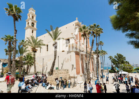 JAFFA, Tel Aviv, ISRAEL - 4. April 2016: Menschen auf einem Platz in der Sankt Peter Church in alten Jaffa, Israel. Die Franziskanerkirche wurde im Jahre 1654 i. gebaut Stockfoto