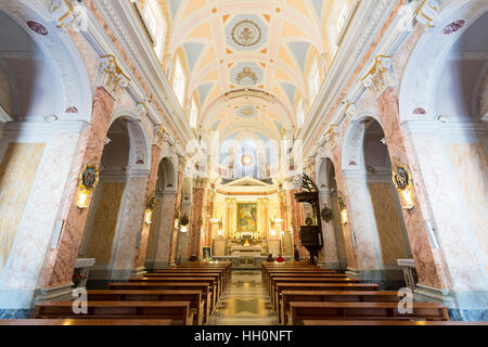 JAFFA, Tel Aviv, ISRAEL - 4. April 2016: Innenraum der St. Peter Kirche in alten Jaffa, Israel. Die Franziskanerkirche wurde im Jahre 1654 in Dedicat gebaut. Stockfoto