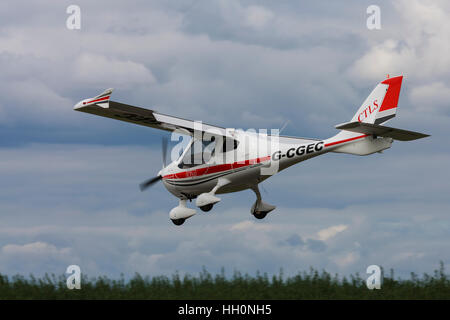 Flight Design CTLS G-CGEC im Flug landet auf dem Flugplatz Sandtoft Stockfoto