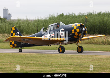 North American AT - 6C Harvard IIA 111836 JZ-6 uns Marine G-TSIX Rollen entlang der Start-und Landebahn am Flugplatz Sandtoft Stockfoto