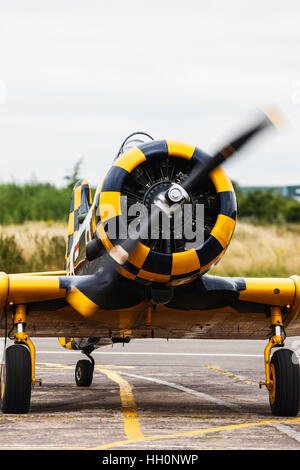 North American AT - 6C Harvard IIA 111836 JZ-6 uns Marine G-TSIX Nahaufnahme des Rollens bei Sandtoft Flugplatz Stockfoto