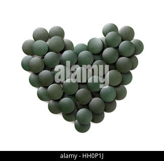 Spirulina Tabletten in der Form eines Herzens isoliert auf weißem Hintergrund Stockfoto